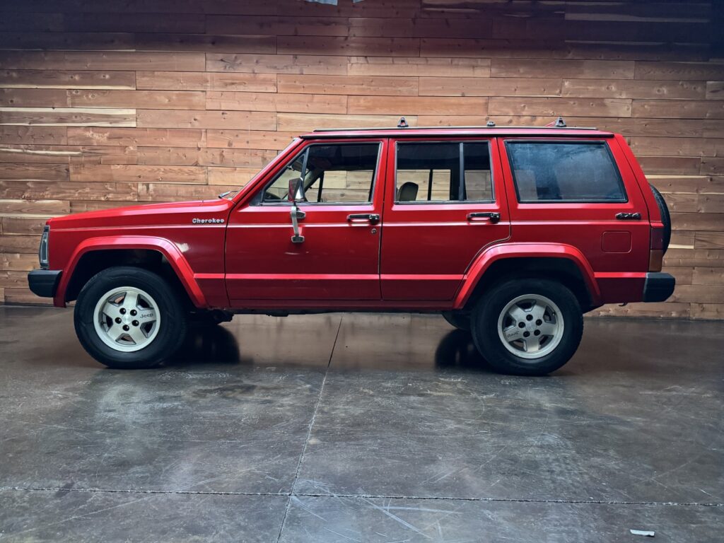 1987 Jeep Cherokee Loredo 4.0 Liter - Very original rust free example - Manual 4X4 - For Sale